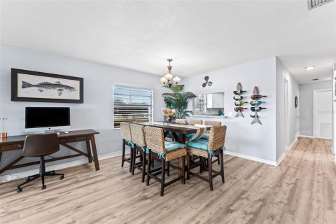 House in Edgewater, Florida 2 bedrooms, 121.14 sq.m. № 2155961 - photo 5