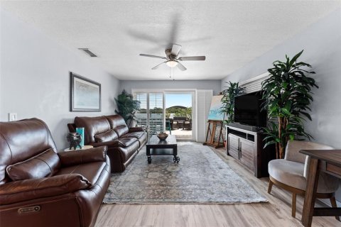 House in Edgewater, Florida 2 bedrooms, 121.14 sq.m. № 2155961 - photo 12