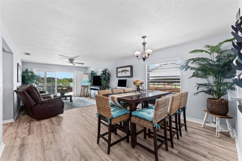 House in Edgewater, Florida 2 bedrooms, 121.14 sq.m. № 2155961 - photo 6