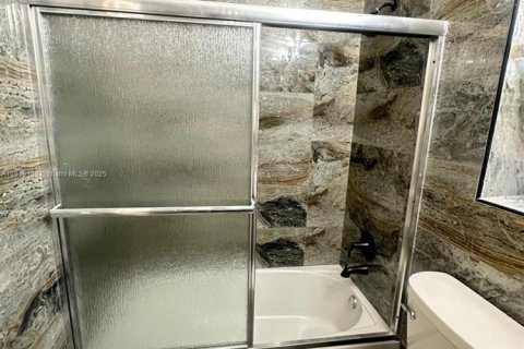 Casa en venta en Miami, Florida, 5 dormitorios, 221.29 m2 № 2076996 - foto 15