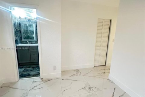 Casa en venta en Miami, Florida, 5 dormitorios, 221.29 m2 № 2076996 - foto 29