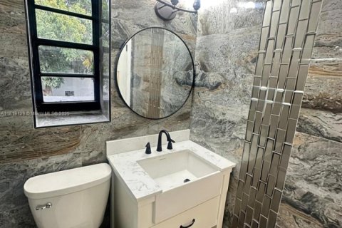 Casa en venta en Miami, Florida, 5 dormitorios, 221.29 m2 № 2076996 - foto 14