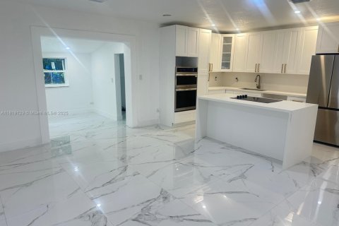 Casa en venta en Miami, Florida, 5 dormitorios, 221.29 m2 № 2076996 - foto 3