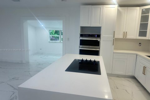 Casa en venta en Miami, Florida, 5 dormitorios, 221.29 m2 № 2076996 - foto 6