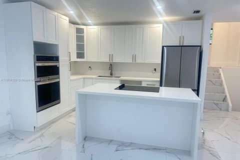 Casa en venta en Miami, Florida, 5 dormitorios, 221.29 m2 № 2076996 - foto 4