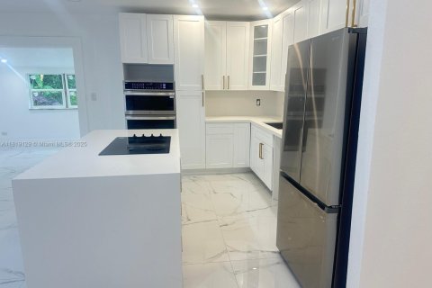 Casa en venta en Miami, Florida, 5 dormitorios, 221.29 m2 № 2076996 - foto 5
