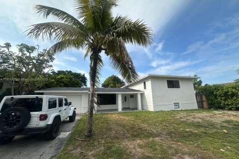 Casa en venta en Miami, Florida, 5 dormitorios, 221.29 m2 № 2076996 - foto 1