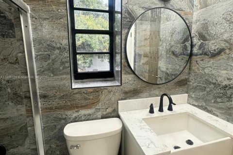 Casa en venta en Miami, Florida, 5 dormitorios, 221.29 m2 № 2076996 - foto 13