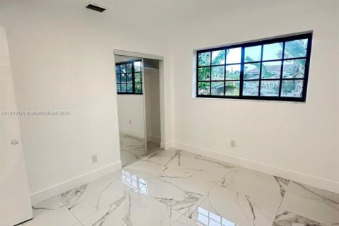 Casa en venta en Miami, Florida, 5 dormitorios, 221.29 m2 № 2076996 - foto 25