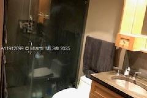 Condo in Miami Beach, Florida, 2 bedrooms № 2060008 - photo 2
