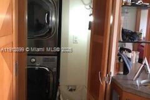 Condo in Miami Beach, Florida, 2 bedrooms № 2060008 - photo 7