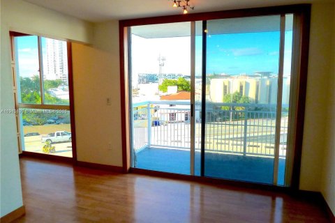 Condo in Miami Beach, Florida, 2 bedrooms № 2060008 - photo 23