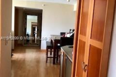 Condo in Miami Beach, Florida, 2 bedrooms № 2060008 - photo 4