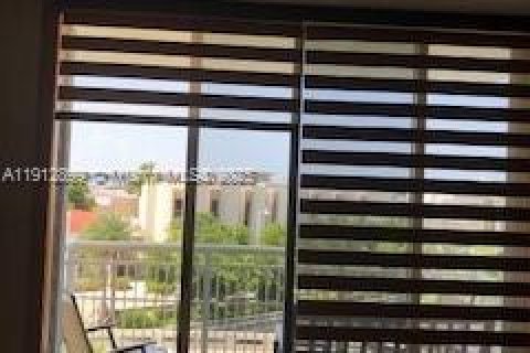 Condo in Miami Beach, Florida, 2 bedrooms № 2060008 - photo 16