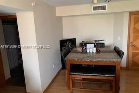 Condo in Miami Beach, Florida, 2 bedrooms № 2060008 - photo 11