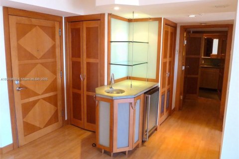 Condo in Miami Beach, Florida, 2 bedrooms № 2060008 - photo 14