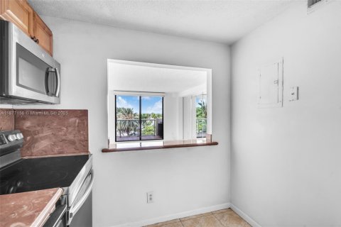 Condo in North Miami, Florida, 1 bedroom  № 1922784 - photo 11