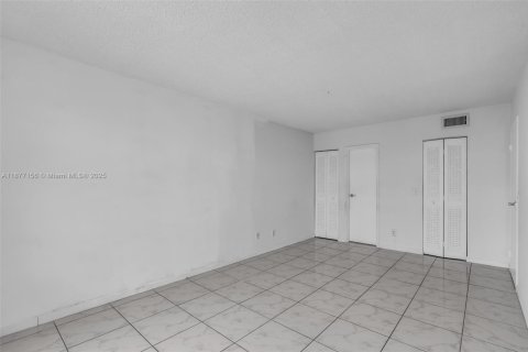 Condo in North Miami, Florida, 1 bedroom  № 1922784 - photo 15