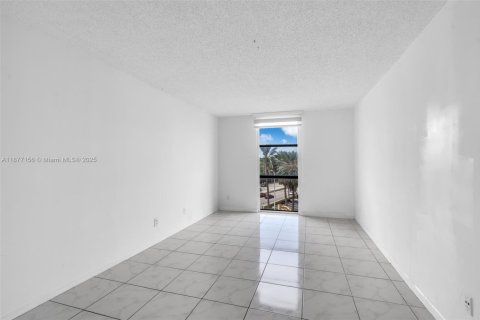 Condo in North Miami, Florida, 1 bedroom  № 1922784 - photo 13