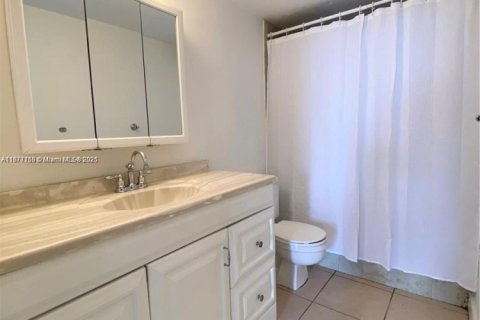 Condo in North Miami, Florida, 1 bedroom  № 1922784 - photo 6