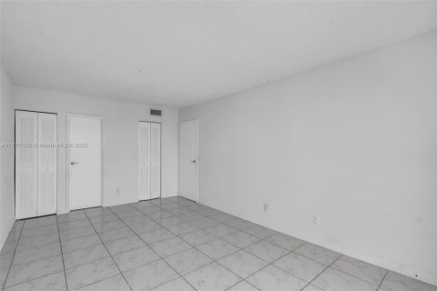 Condo in North Miami, Florida, 1 bedroom  № 1922784 - photo 14