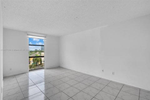 Condo in North Miami, Florida, 1 bedroom  № 1922784 - photo 12
