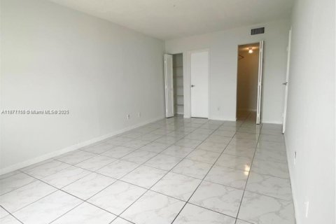 Condo in North Miami, Florida, 1 bedroom  № 1922784 - photo 4