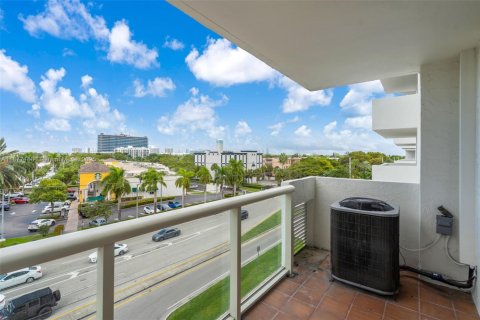 Condo in North Miami, Florida, 1 bedroom  № 1922784 - photo 21