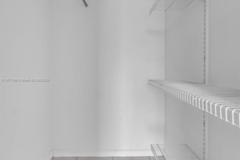Condo in North Miami, Florida, 1 bedroom  № 1922784 - photo 18