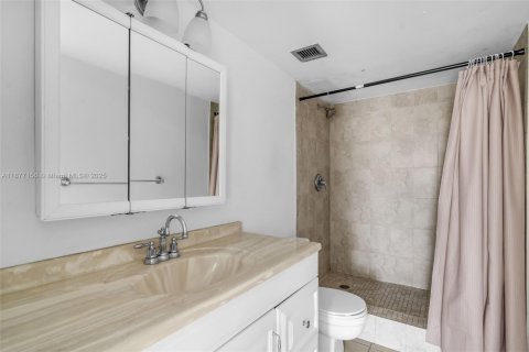 Condo in North Miami, Florida, 1 bedroom  № 1922784 - photo 16