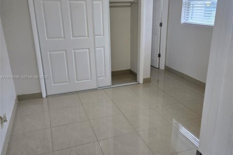 Снять в аренду квартиру в Халландейл-Бич, Флорида 2 спальни, 78.97м2, № 2007534 - фото 7