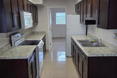 Снять в аренду квартиру в Халландейл-Бич, Флорида 2 спальни, 78.97м2, № 2007534 - фото 2