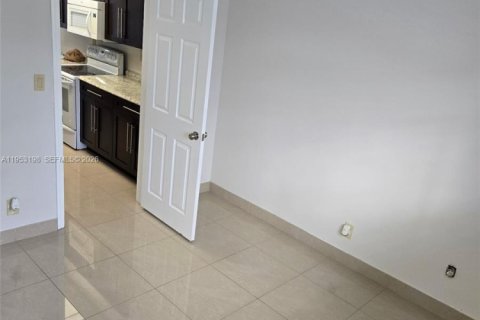 Снять в аренду квартиру в Халландейл-Бич, Флорида 2 спальни, 78.97м2, № 2007534 - фото 6