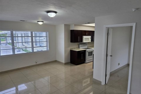 Снять в аренду квартиру в Халландейл-Бич, Флорида 2 спальни, 78.97м2, № 2007534 - фото 3