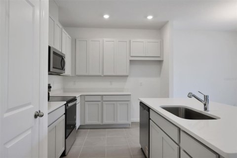 House in Tavares, Florida 4 bedrooms, 148.46 sq.m. № 2152398 - photo 11