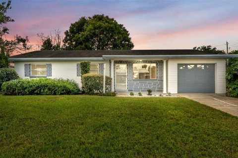House in Lake Alfred, Florida 3 bedrooms, 125.7 sq.m. № 2344843