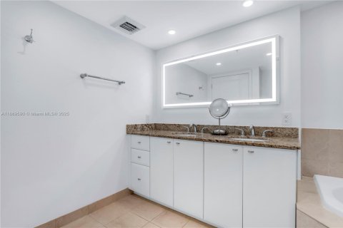Condominio en venta en Fort Lauderdale, Florida, 1 dormitorio, 76.46 m2 № 1944632 - foto 17
