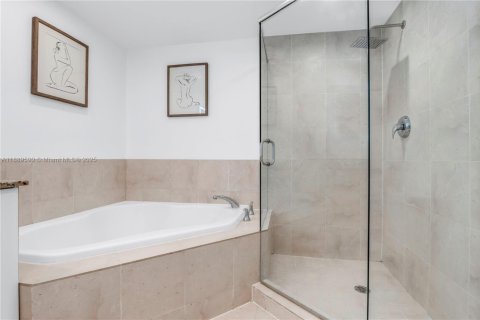 Condominio en venta en Fort Lauderdale, Florida, 1 dormitorio, 76.46 m2 № 1944632 - foto 16
