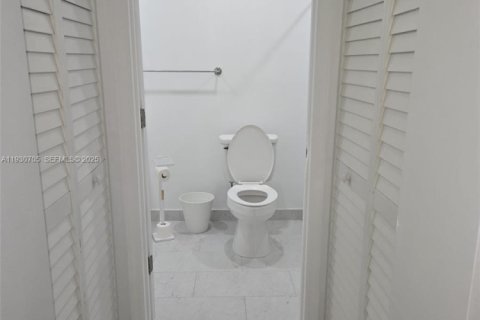 Снять в аренду коммерческую недвижимость в Хайалиа, Флорида 1 спальня, 162.76м2, № 1989469 - фото 2