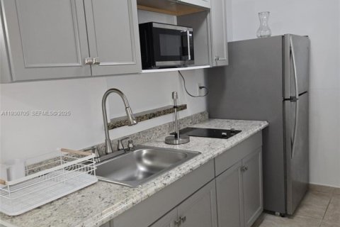 Снять в аренду коммерческую недвижимость в Хайалиа, Флорида 1 спальня, 162.76м2, № 1989469 - фото 8