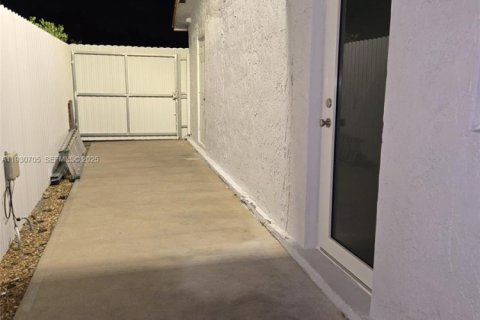 Снять в аренду коммерческую недвижимость в Хайалиа, Флорида 1 спальня, 162.76м2, № 1989469 - фото 1