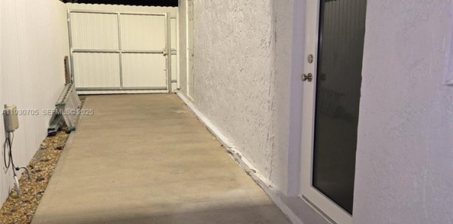 Коммерческая недвижимость в Хайалиа, Флорида 1 спальня, 162.76м2 № 1989469