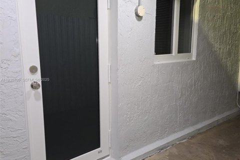 Снять в аренду коммерческую недвижимость в Хайалиа, Флорида 1 спальня, 162.76м2, № 1989469 - фото 6