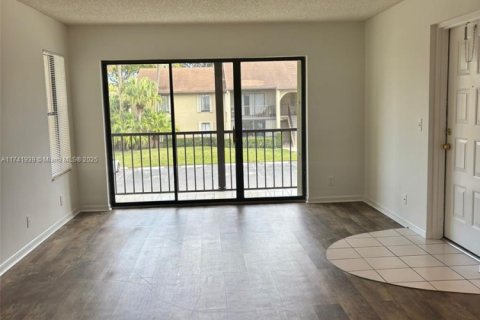 Condo in Greenacres, Florida, 2 bedrooms  № 1696956 - photo 3
