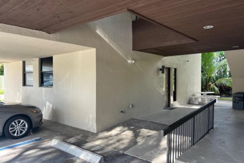 Commercial property in Palm Beach Gardens, Florida № 2257173 - photo 2