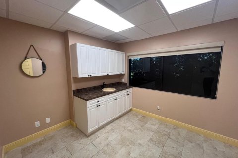 Commercial property in Palm Beach Gardens, Florida № 2257173 - photo 5