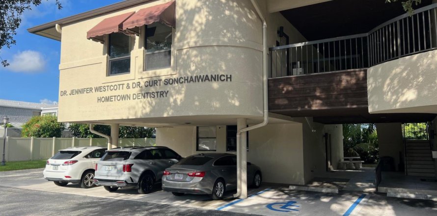 Commercial property in Palm Beach Gardens, Florida № 2257173
