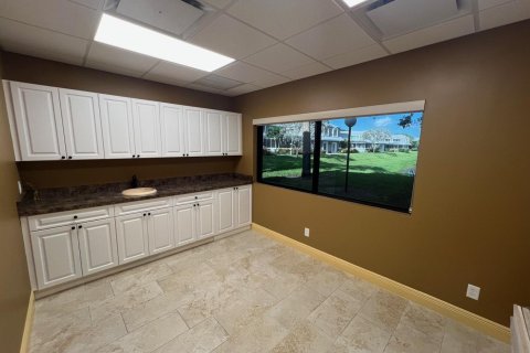 Commercial property in Palm Beach Gardens, Florida № 2257173 - photo 4