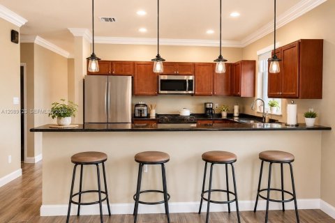 House in Miami, Florida 4 bedrooms, 237.55 sq.m. № 2368055 - photo 13
