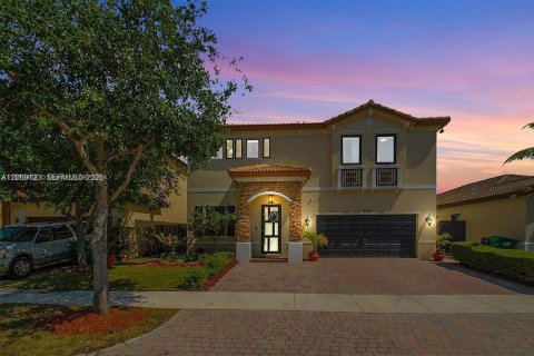 House in Miami, Florida 4 bedrooms, 237.55 sq.m. № 2368055 - photo 3